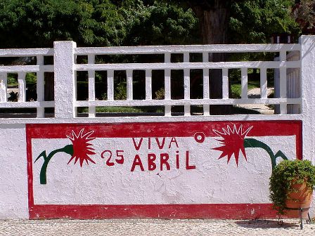 800px-Coruche_mural_25_Abril.jpg